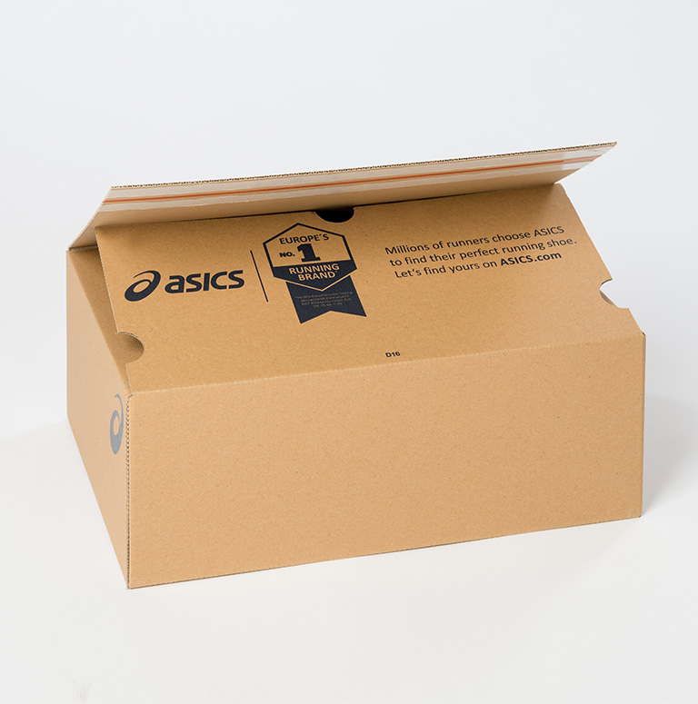 Ideal for returns: e-commerce packaging with resealable adhesive strip already incorporated in the box.